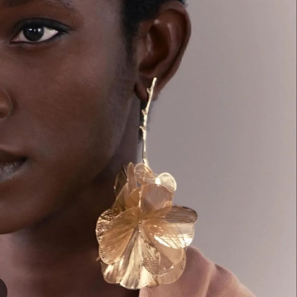 Statement flower drop earrings A591